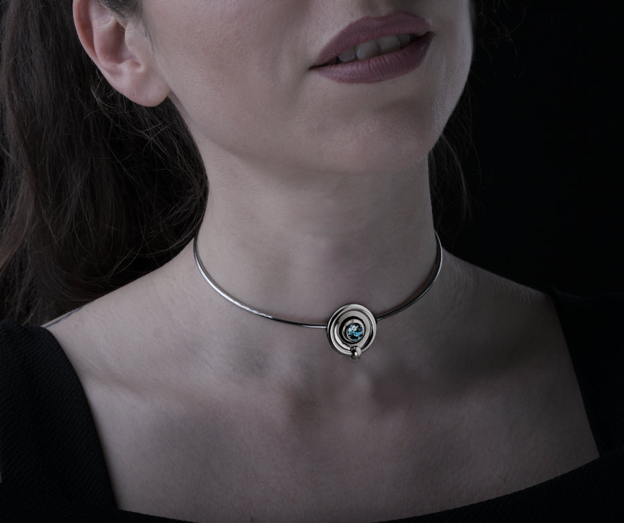 Eine Sub trägt einen dünnen Halsreif zum Abschliessen. Der Ring der O ist zum ausklappen.