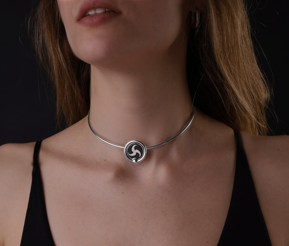 dünner Halsreif aus Edelstahl mit Triskel Symbol. Der Halsschmuck ist sehr zeierlich und Symbolschmuck