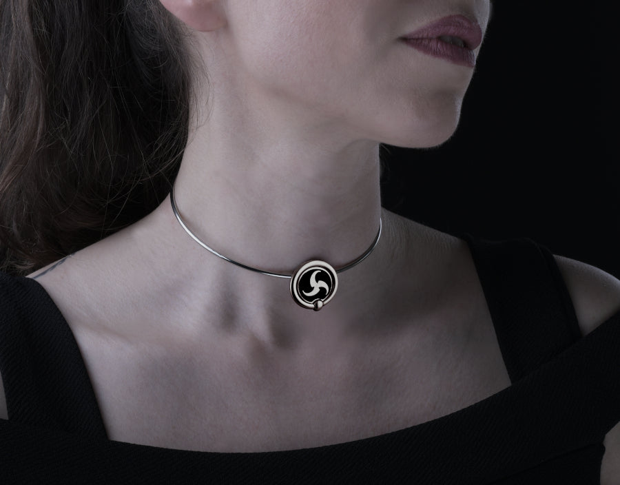 Halsreif aus Edelstahl mit Triskel Symboln. Der Halsschmuck ist sehr zeierlich