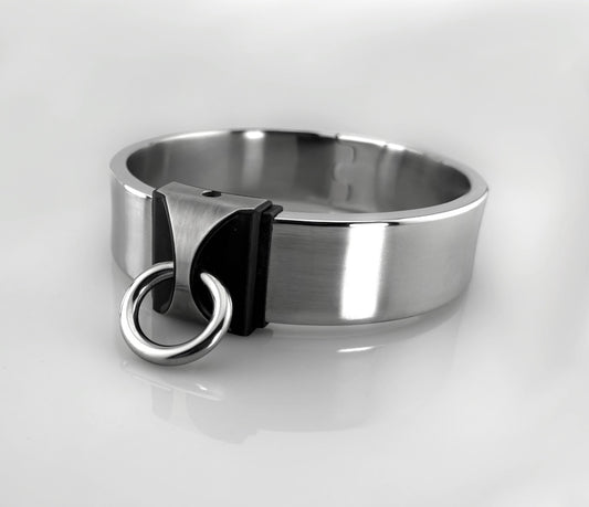 breiter Halsschmuck aus Stahl mit Ring der O als Maßarbeit 