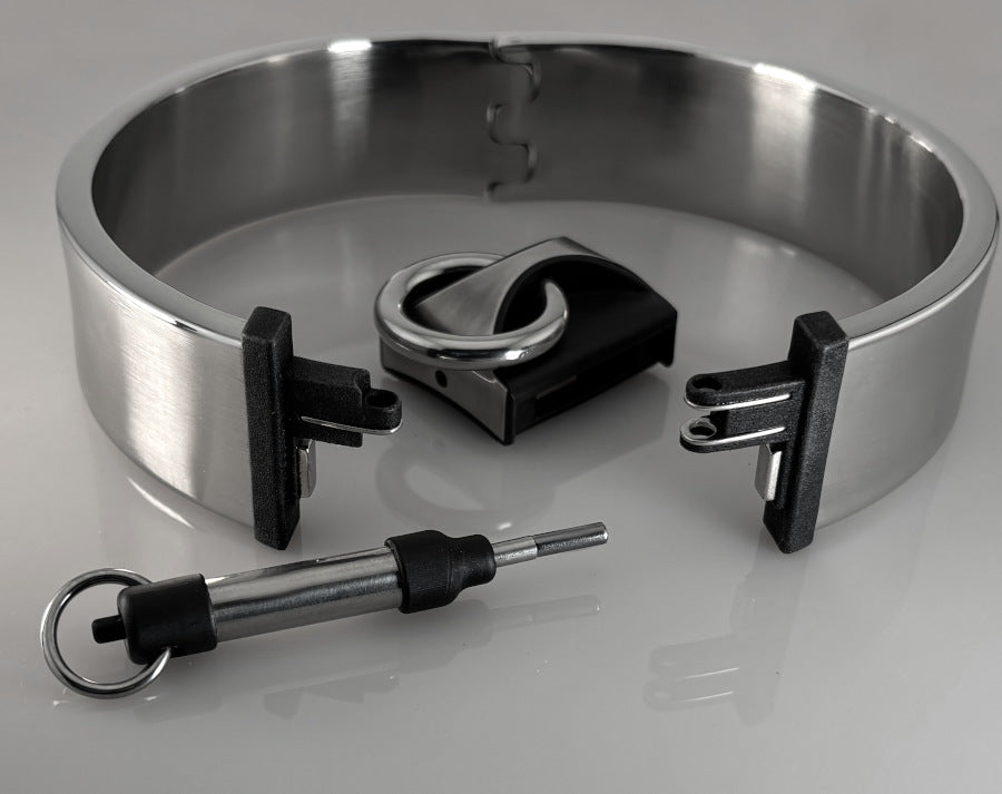 breites Edelstahlhalsband aus massivem Stahl mit Anhänger und Schlüssel für Sub