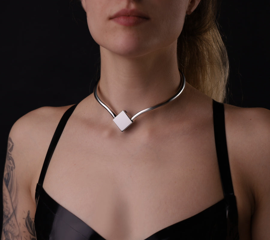 Frau mit einen geschwungen Halsreif aus Edelstahl. Das Daycollar ist absperrbar