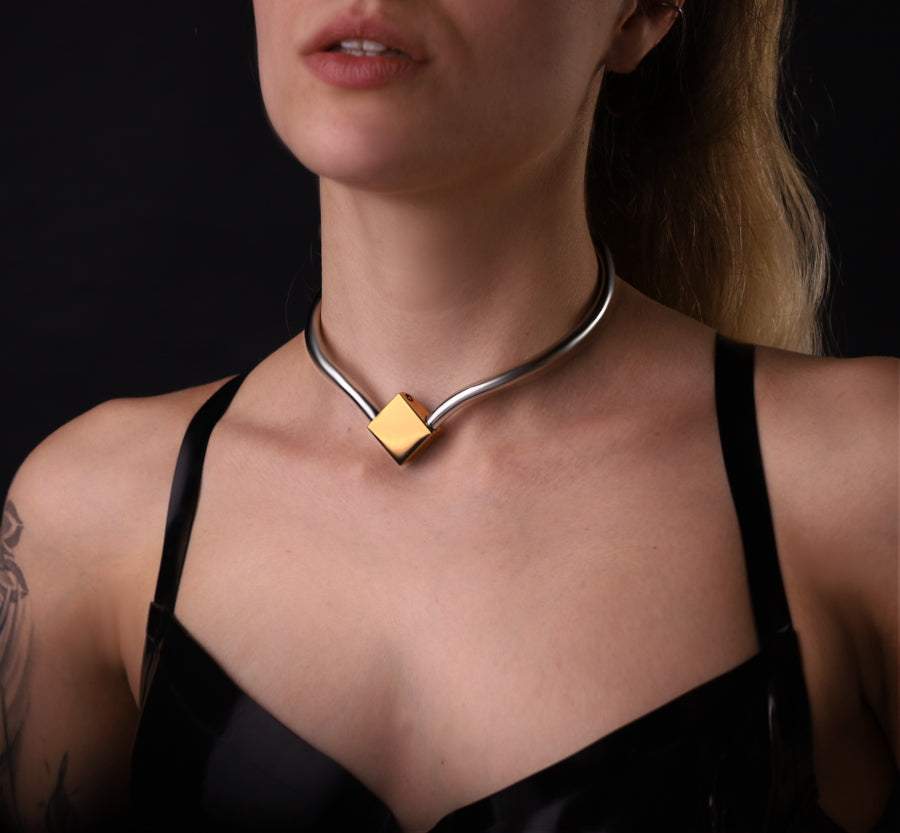 eine Sub trägt einen Halsreif als Daycollar der ergonomisch geformt ist als Halsschmuck. 