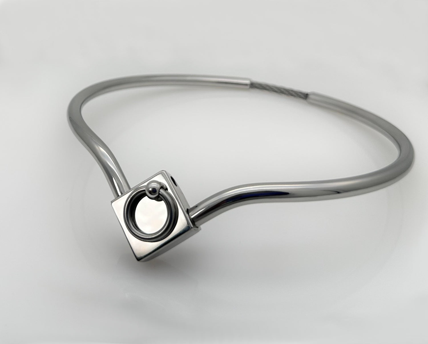 Ein Sub Halsreif zeigt eine aufschiebbare Ringplatte mit O-Ring.