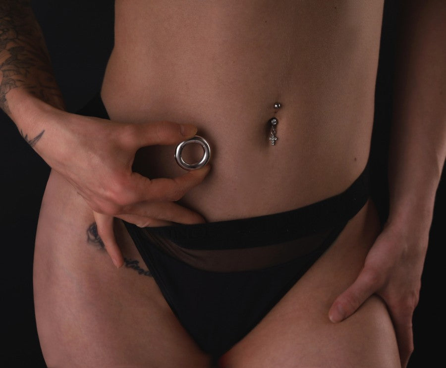 Man sieht ein handgemachtes Edelstahlpiercing welches wie ein Piercingring geformt ist.