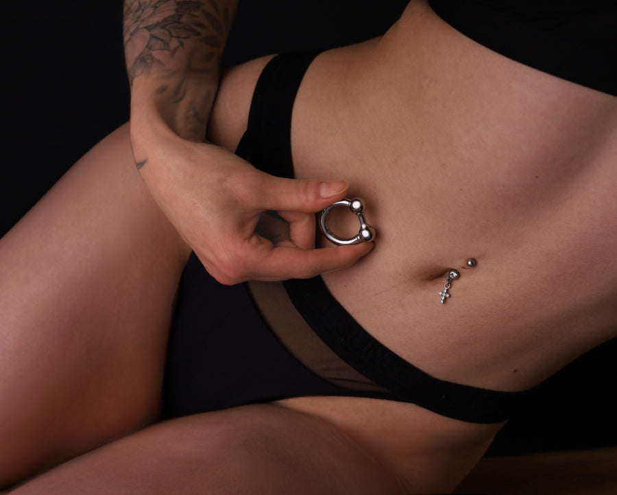 Zu sehen ist Piercingschmuck als Piercingidee aus Chirurgenstahl zum Abschließen. Es kann als Intimpiercing oder Körperpiercing benutzt werden.