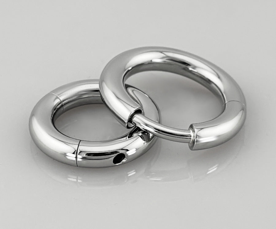 Ein Piercingring aus hochwertigem Edelstahl für die Bruswarzen in Maßarbeit zum Verschliessen.