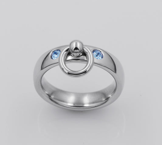 Ring aus Edelstahl mit BDSM Erkennungszeichen, dem Ring der O und zwei blauen Edelsteinchen