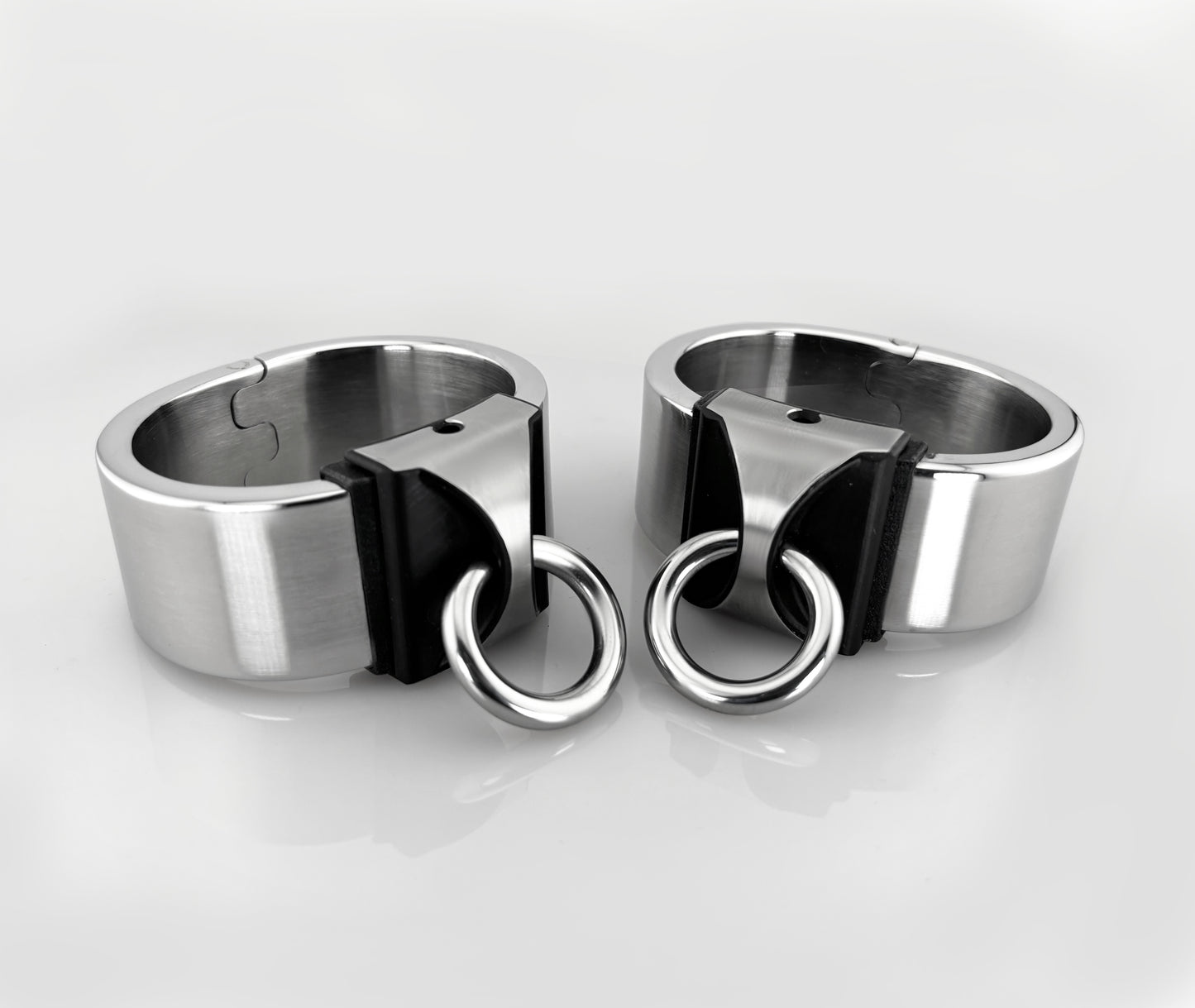 massive Edelstahlfesseln in Maßanfertigung mit Ring der O