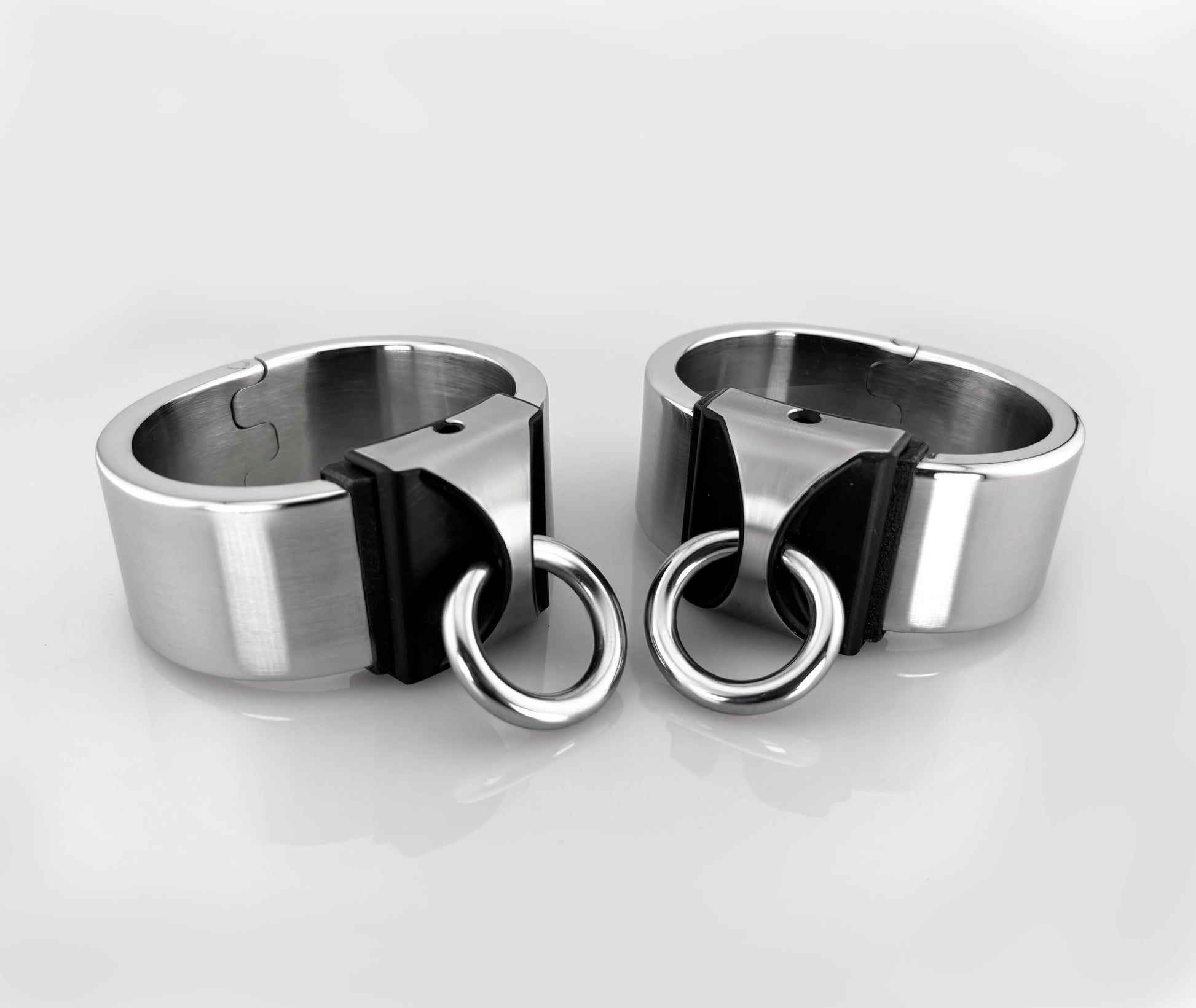 massive Edelstahlfesseln in Maßanfertigung mit Ring der O