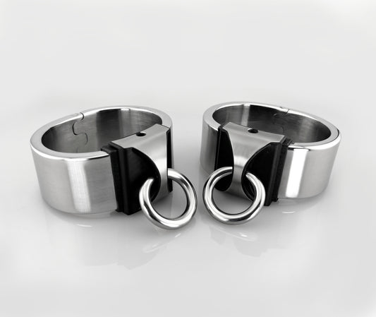 massive Edelstahlfesseln in Maßanfertigung mit Ring der O