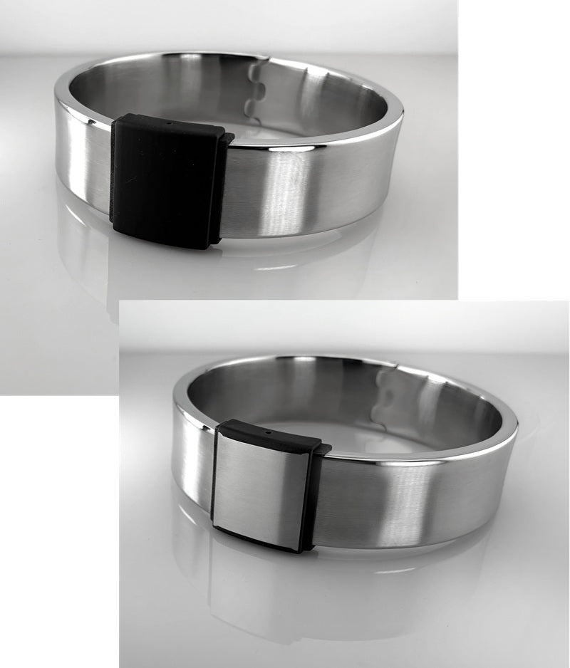 schweres Halsband aus Edelstahl mit dunklem Anhänger und Edelstahlanhänger als Maßarbeit