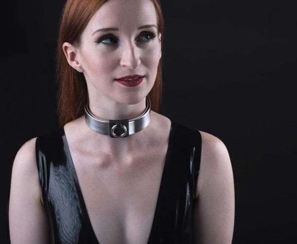 massives BDSM Halsband in breit und flach aus Edelstahl gearbeitet an einer Sub. Auch für Bondage geeignet.