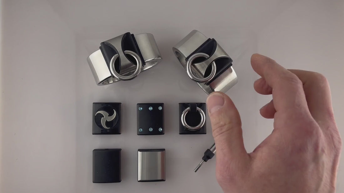 Armschmuck, Armbänder aus Edelstahl aus dem Fetischbereich mit verschiedenen Anhängern 